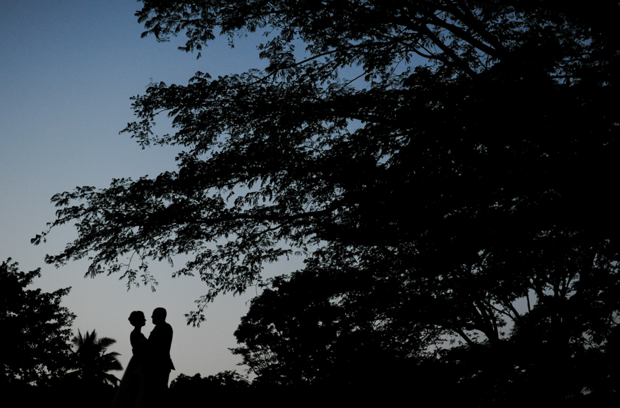 Retrato en contraluz de recién casados / Fotógrafo de bodas en Sayulita