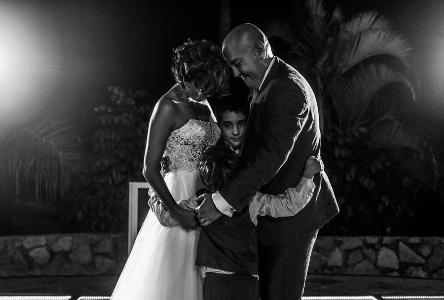 Novios abrazando a sus hijos durante el vals