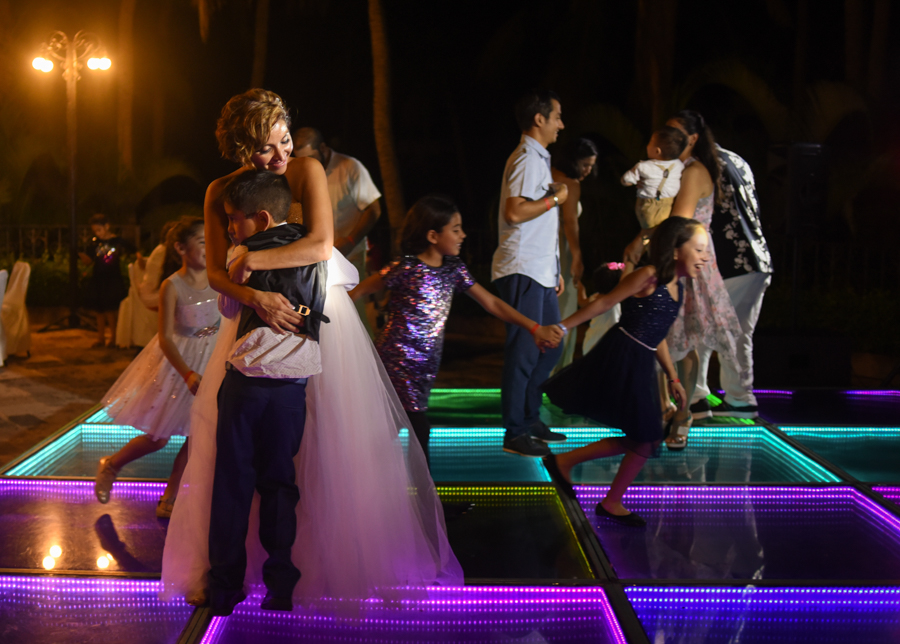 Novia abrazando a su hijo / Fotógrafo de bodas en Sayulita