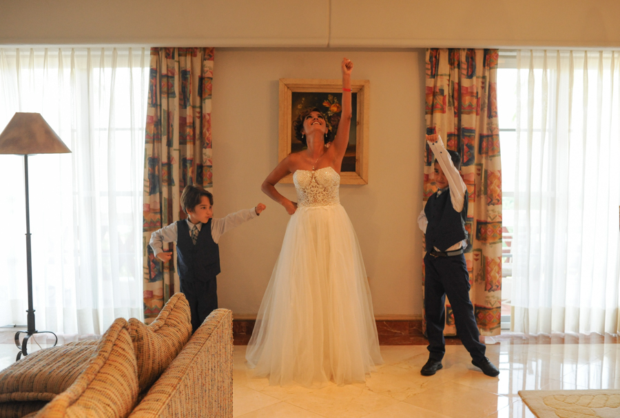 Practicando el vals la novia y sus hijos