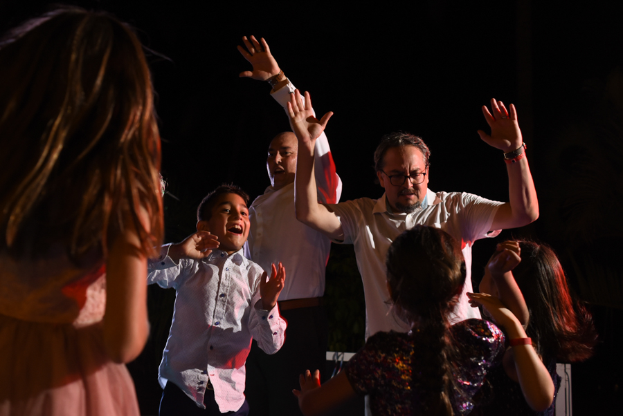 Novio bailando con invitados