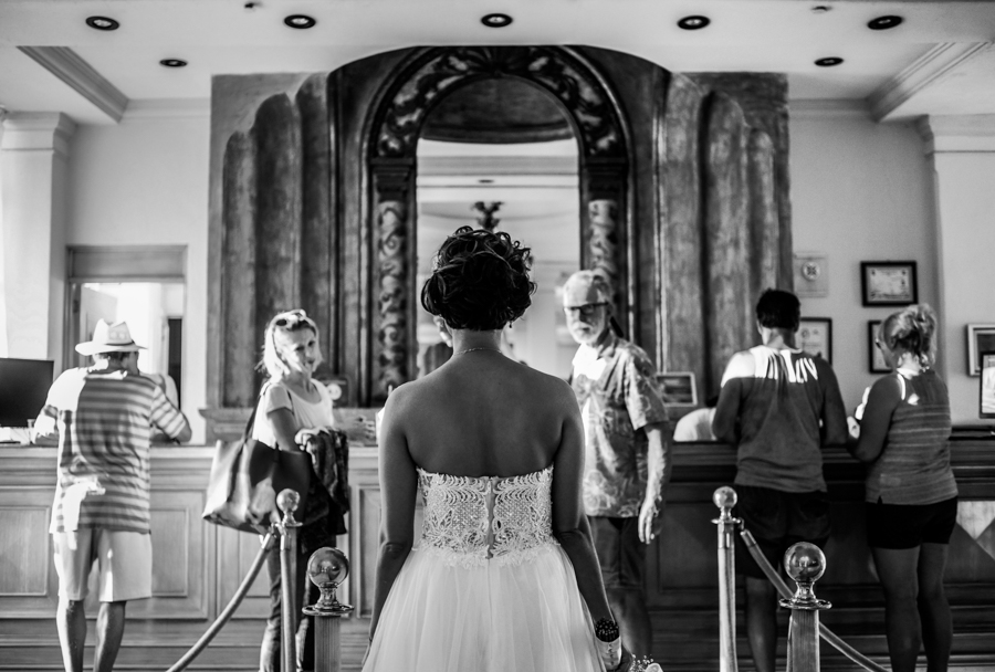 La novia en el lobby del hotel Grand Isla Navidad Resort