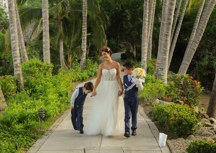 La novia y sus hijos llegando a la ceremonia / Fotógrafo de bodas en Sayulita