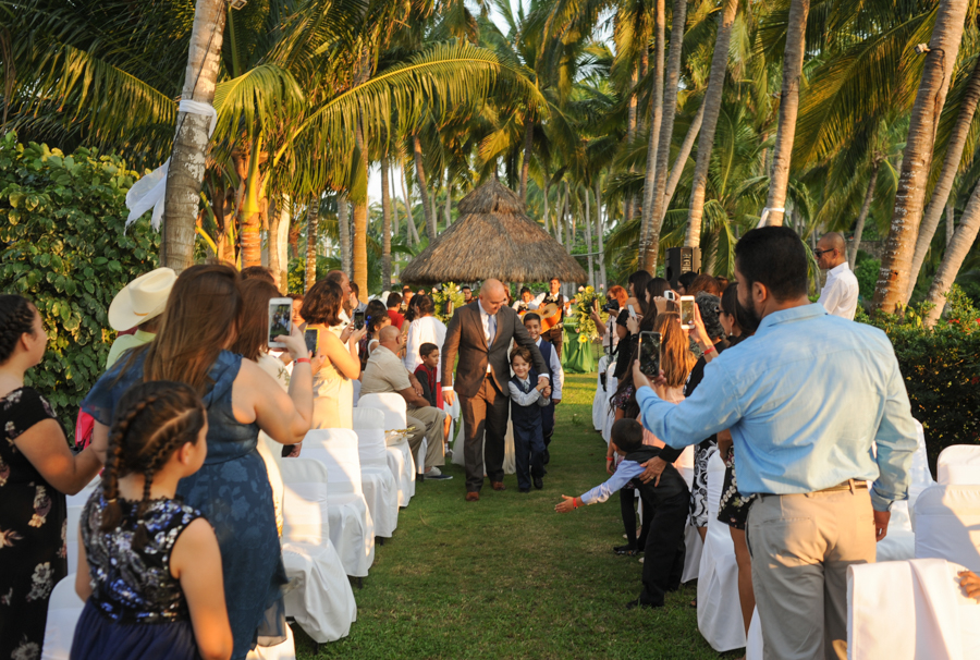El novio y su hijo entrando a la ceremonia