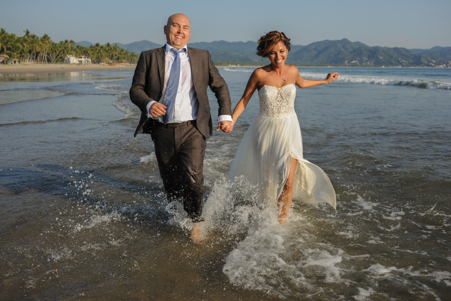 Novios corriendo en Boca de Iguanas