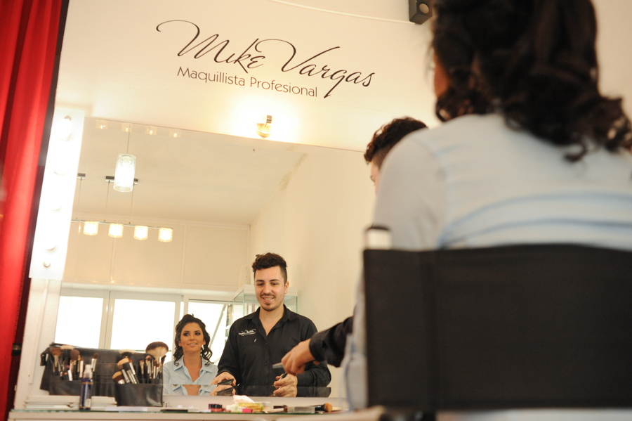 Novia en proceso de maquillaje y peinado con Mike Vargas