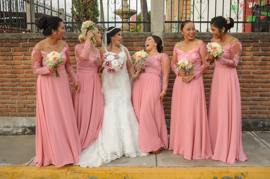 Novia y sus damas felices