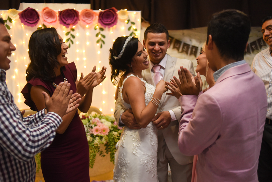 Novios y sus amigos sonriendo