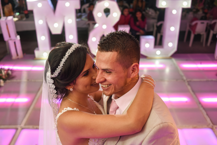 Novios felices en su vals