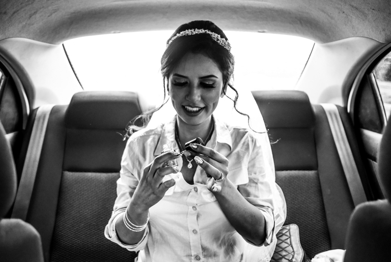 Novia en su carro feliz