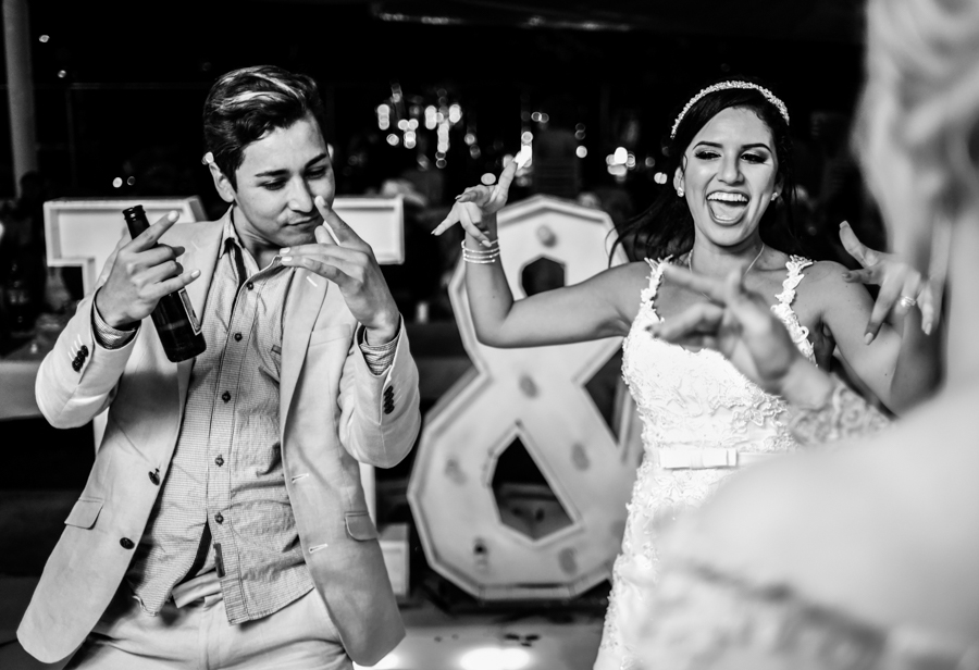 Novia feliz bailando con su mejor amigo en su boda / Wedding photographer in San Pancho, Nayarit