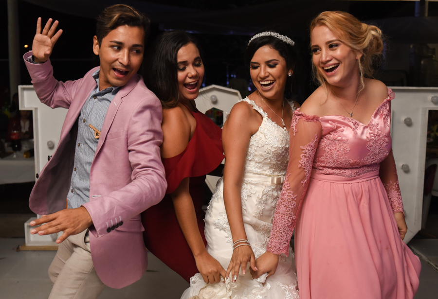 Baile y diversión de la novia con sus amigos