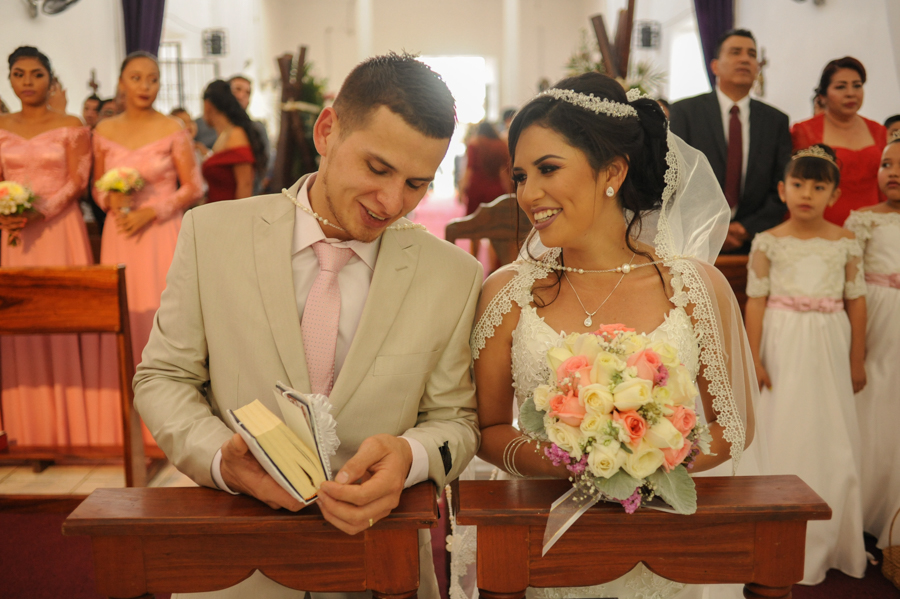Novios felices en su ceremonia religiosa