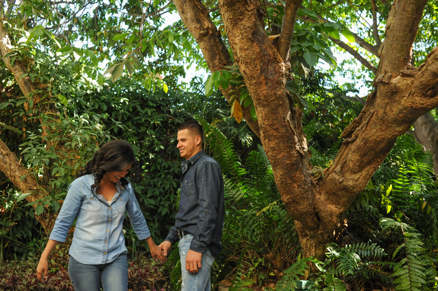 Pareja enamorada en el ecoparque de Nogueras / Fotógrafo de bodas en Guadalajara