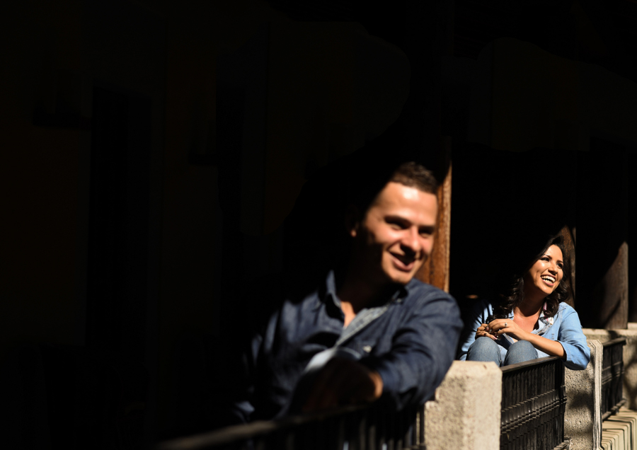 Pareja feliz en el ecoparque 
