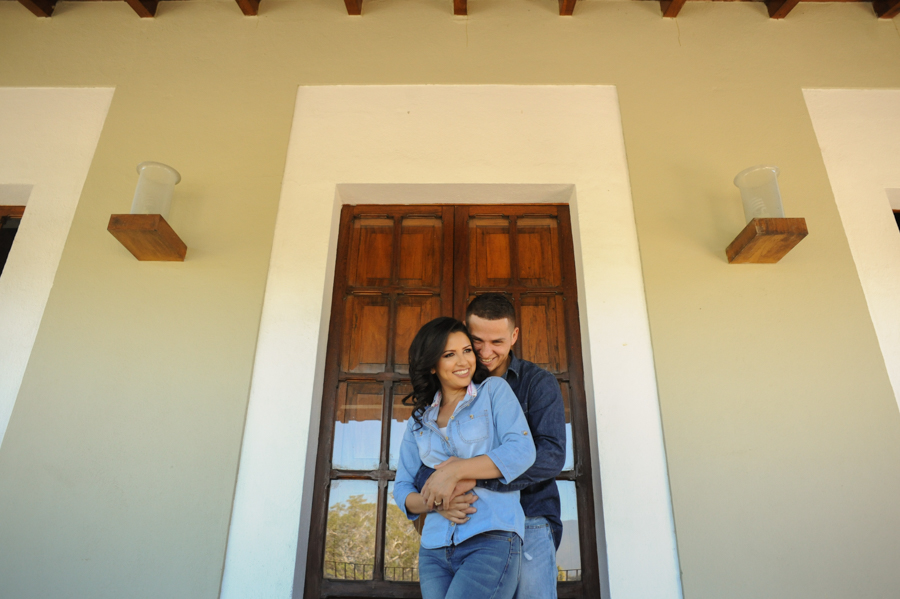 Enamorados abrazados en Nogueras