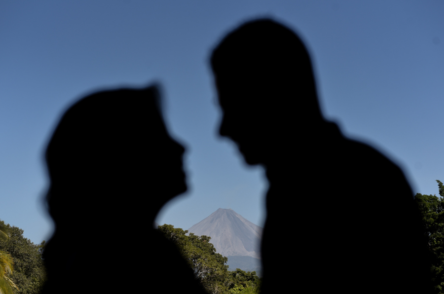 Perfil de pareja enamorada y al fondo el volcán de colima / Fotógrafo de bodas en Guadalajara
