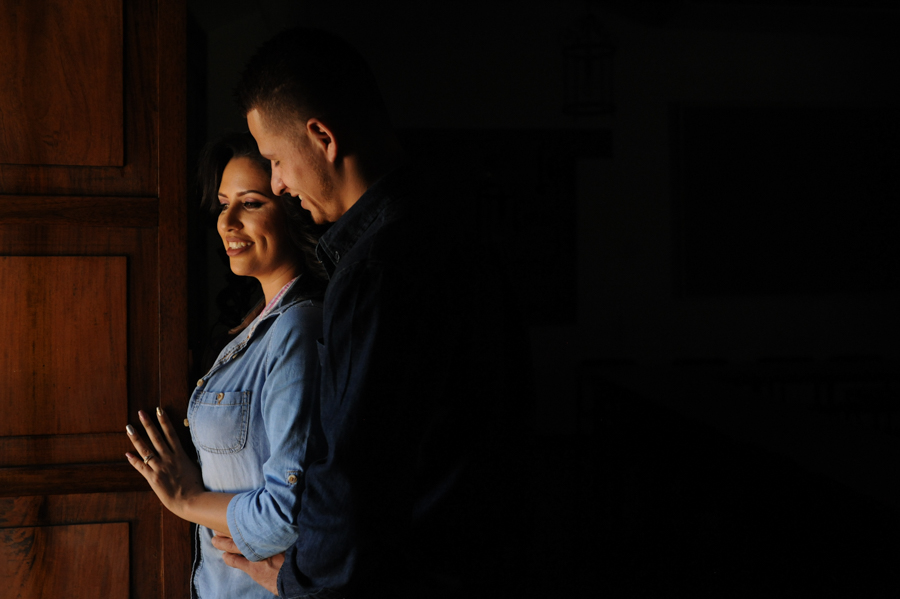 Novio enamorado viendo a su novia