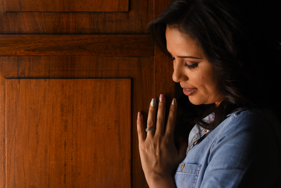 Novia viendo su anillo de compromiso en Nogueras