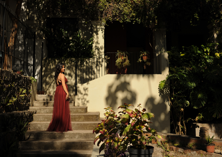 Novia posando su vestido rojo