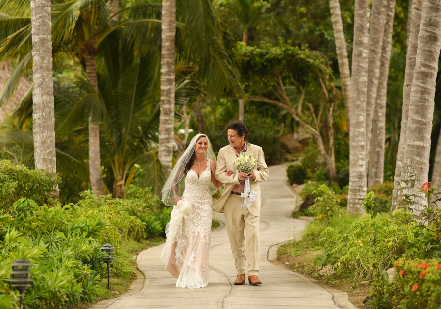 The bride and her father walking to the wedding ceremony / Fotógrafo de bodas en San Pancho, Nayarit