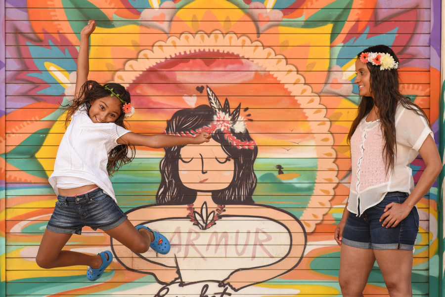 Mamá e hija brincando con fondo colorido