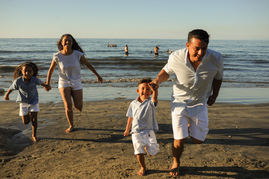 Familia corriendo en la playa de Sayulita / Photographer in Sayulita