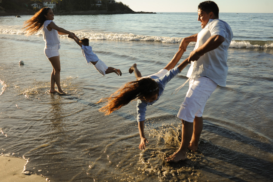 Familia jugando en la playa de Sayulita