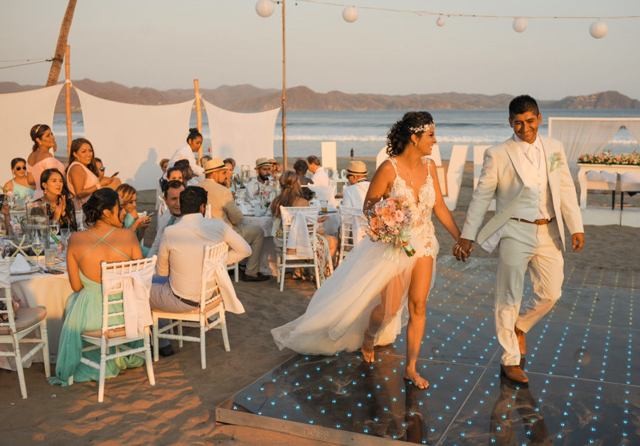 Novios caminando felices en Hotel Los Angeles Locos / Wedding photographer in Punta Mita