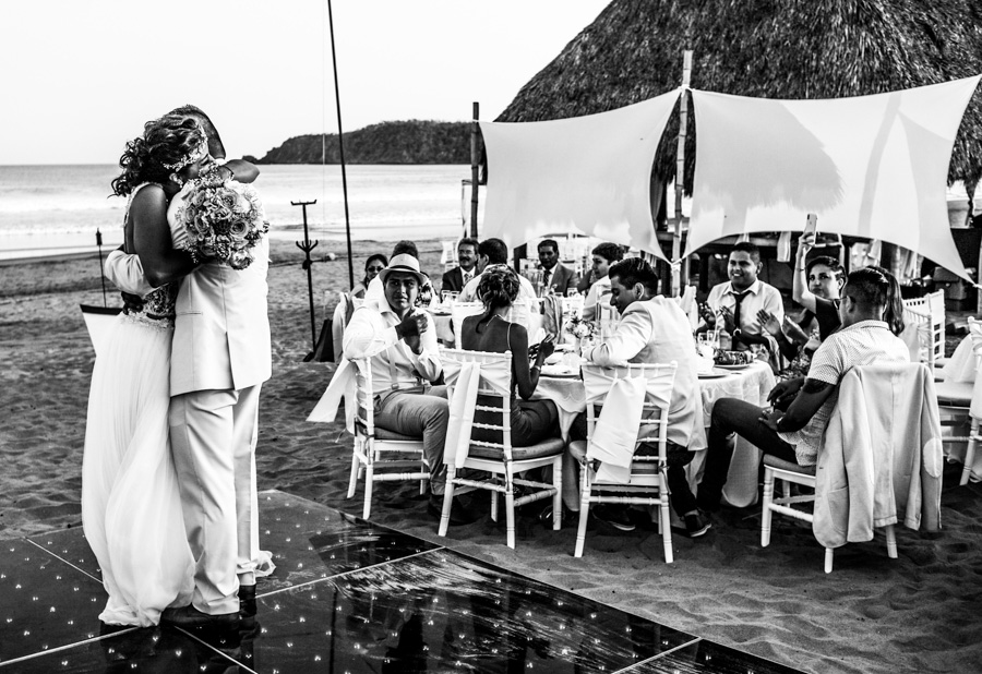 Novios abrazandose en la pista