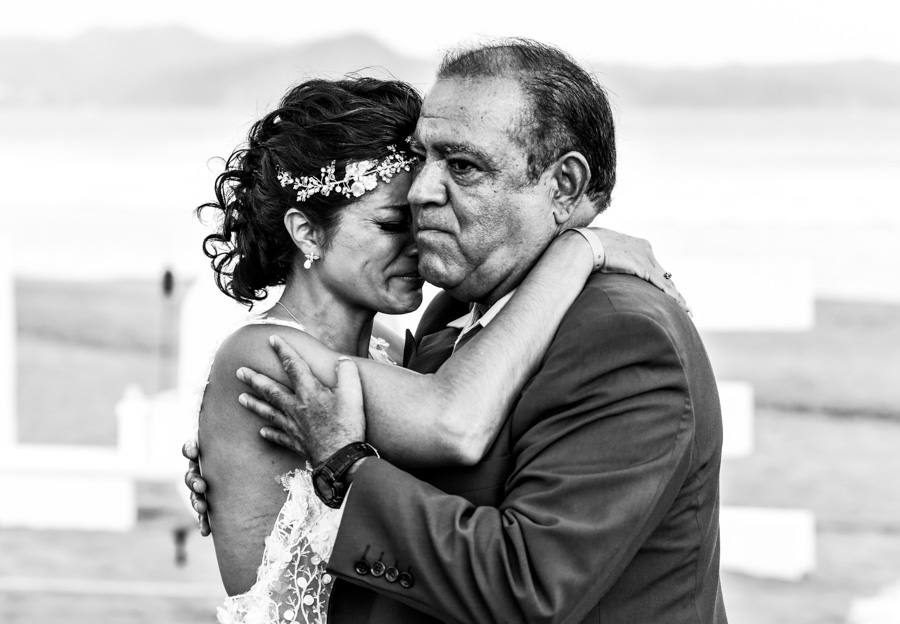 Novia llorando con su papá