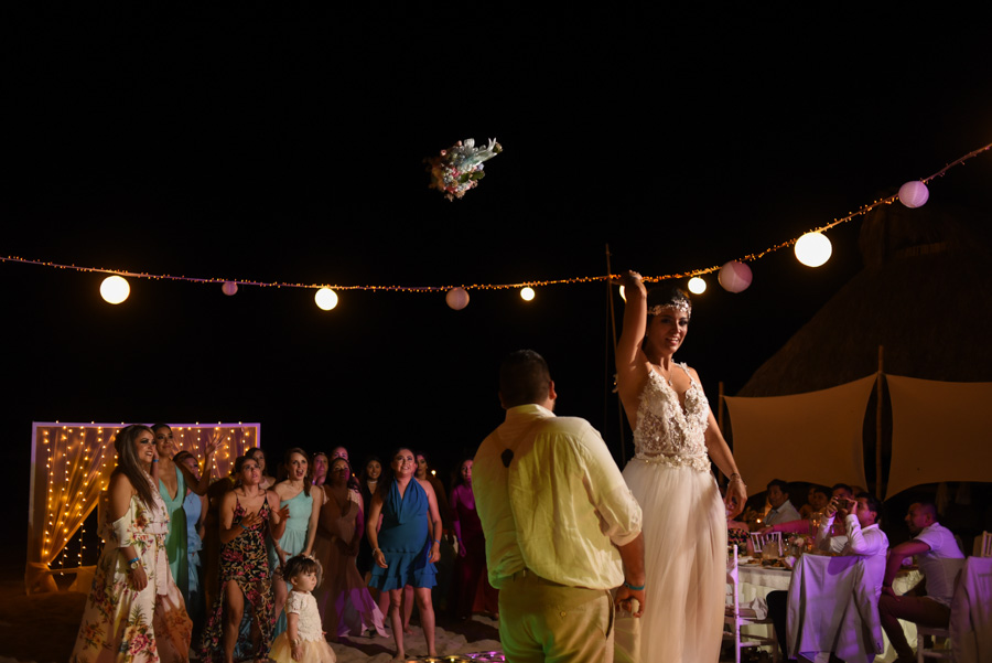 Novia lanzando el ramo