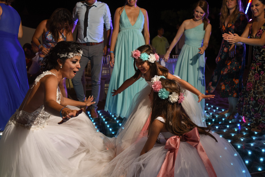 La novia y sus pajes bailando en la pista