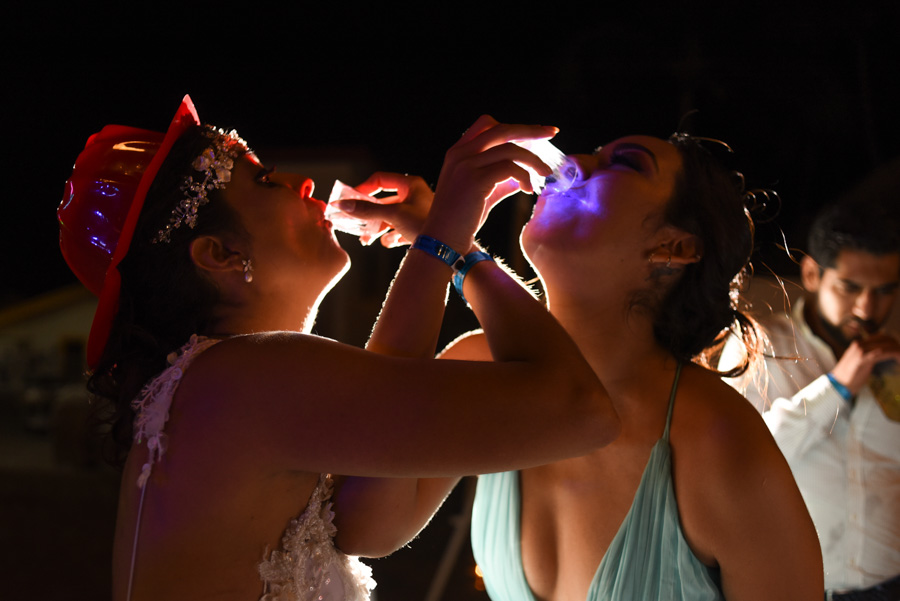 Shot de la novia y su mejor amiga