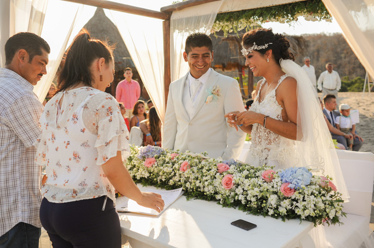 Novios felices en su boda