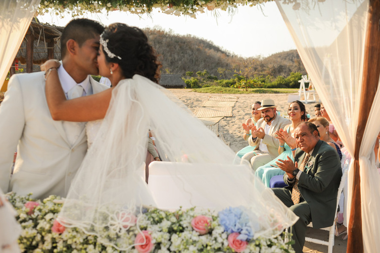 Novios besándose en su boda