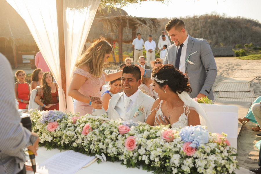 Sonrisas de novios y padrinos en Los Angeles Locos