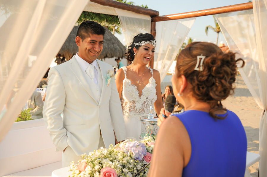 Mamá del novio dando sus palabras y los novios felices