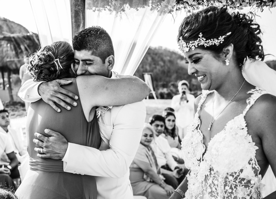 El novio abrazando a su mamá