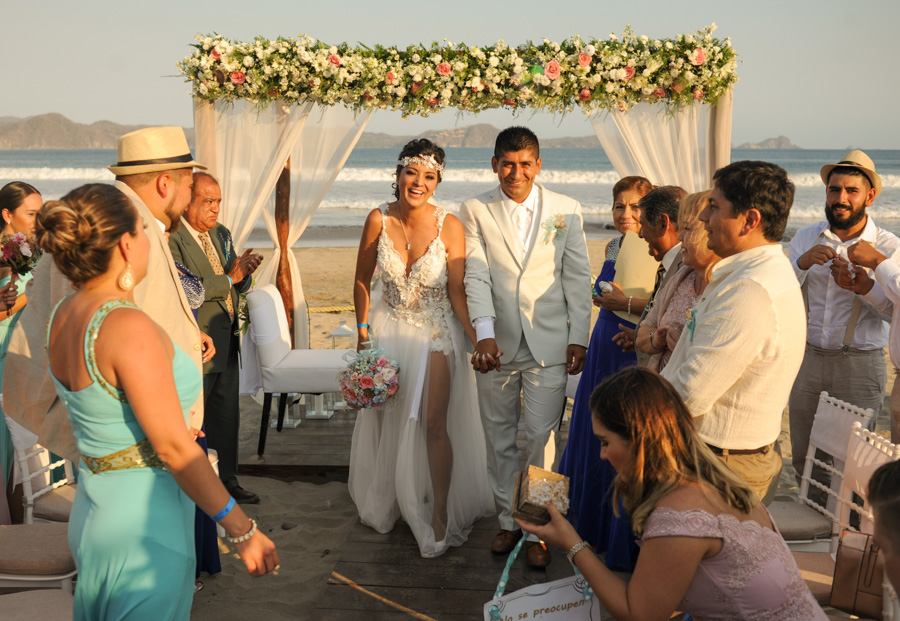 Recién casados felices / Wedding photographer in Punta Mita