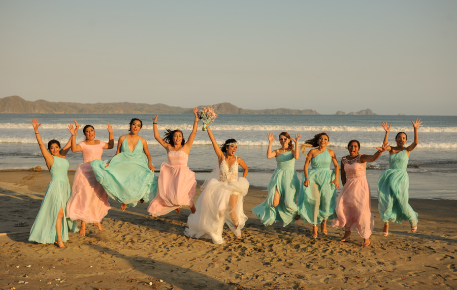 La novia y sus damas brincando