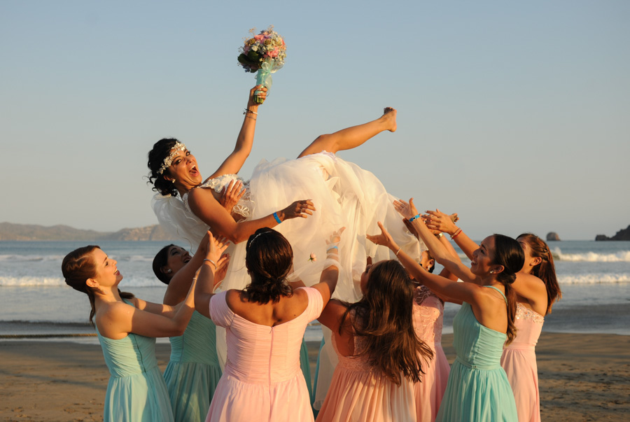 Las damas aventando al cielo a la novia