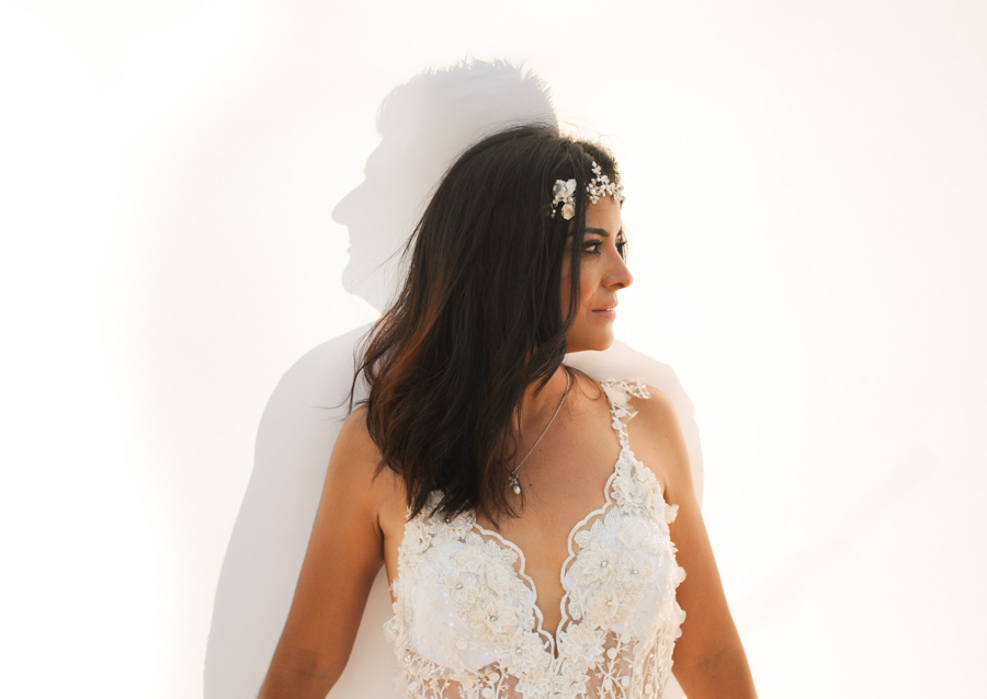 La novia y el novio recargados uno con el otro / Fotógrafo de bodas en Nuevo Vallarta