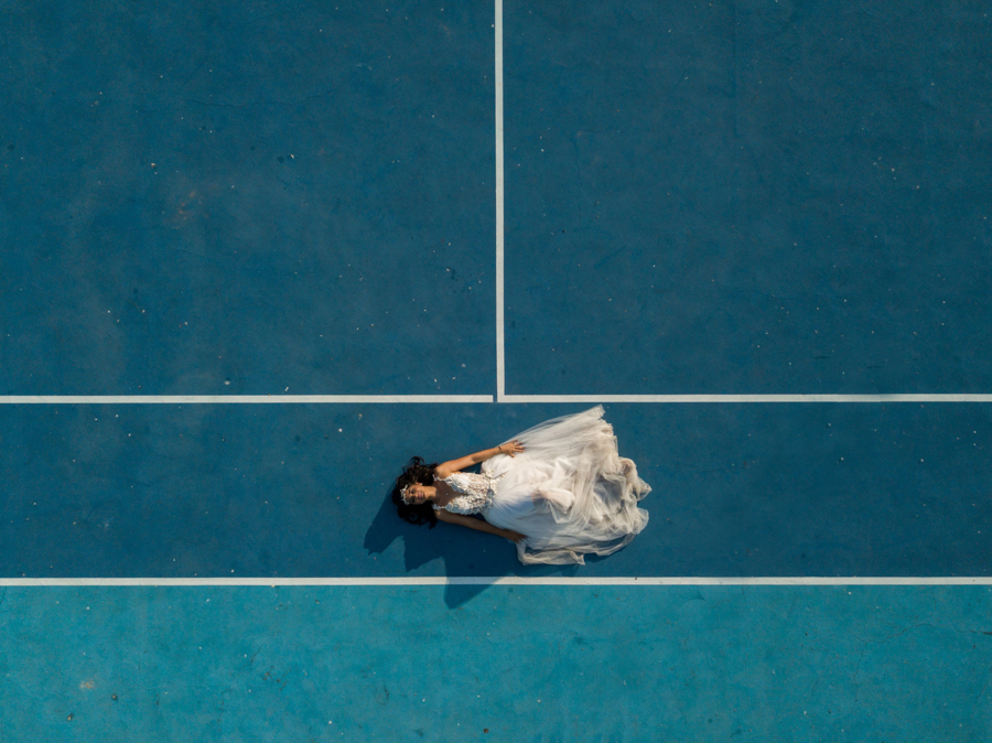 Novia acostada en cancha de tenis