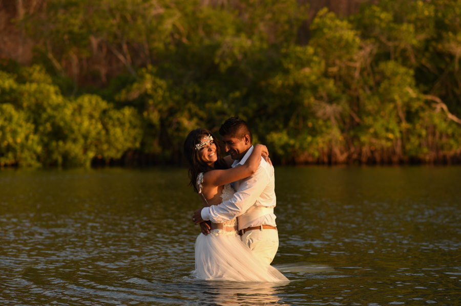 Novios abrazados en la laguna de Tenacatita