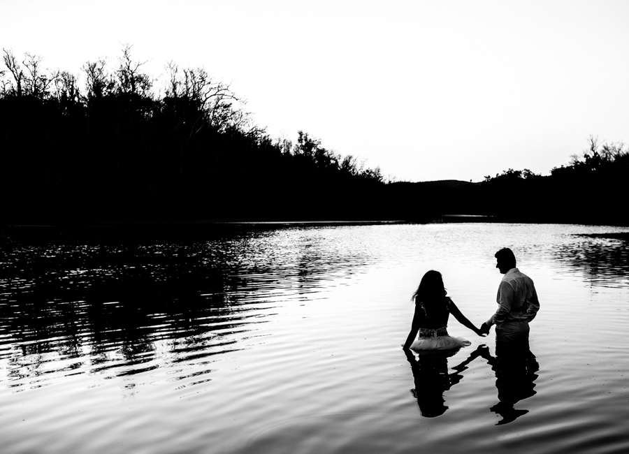 Los novios entrando al agua