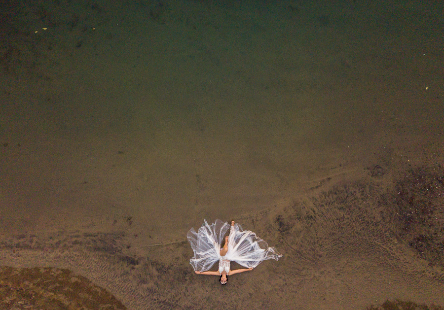 La novia acostada en la arena / Fotógrafo de bodas en Nuevo Vallarta