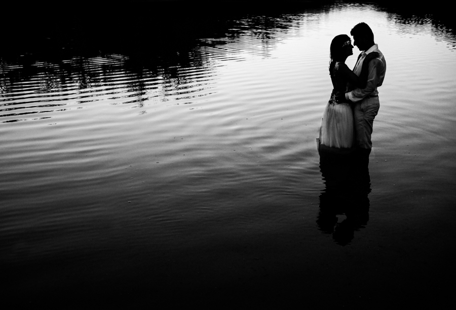 Los novios viéndose a los ojos / Fotógrafo de bodas en Nuevo Vallarta