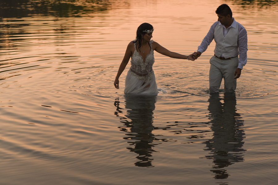 Los novios saliendo de la laguna de Tenacatita