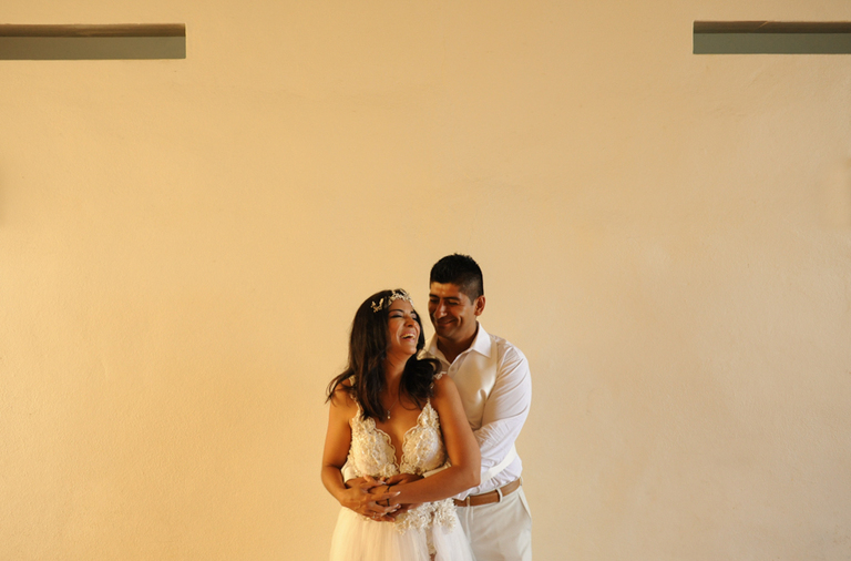 La novia y el novio abrazados sonriendo